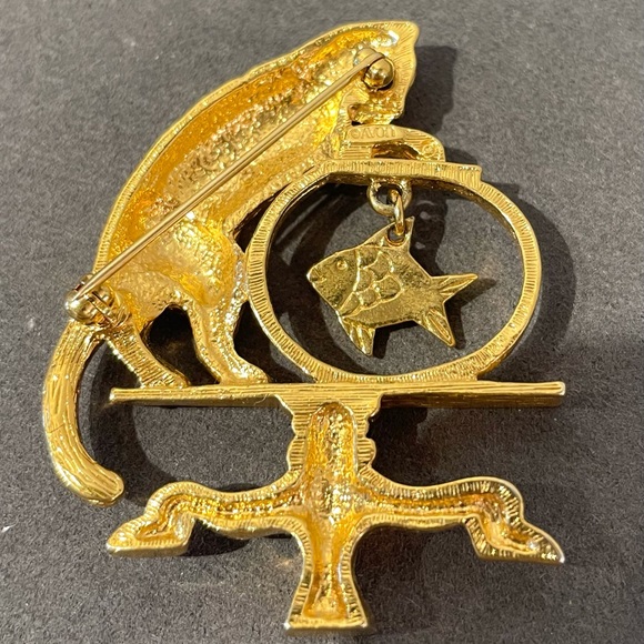 Gold tone cat and fish bowl brooch. Fish moves. - Picture 2 of 5